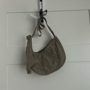 NWT Baggu Small Nylon Crescent Bag in Dove